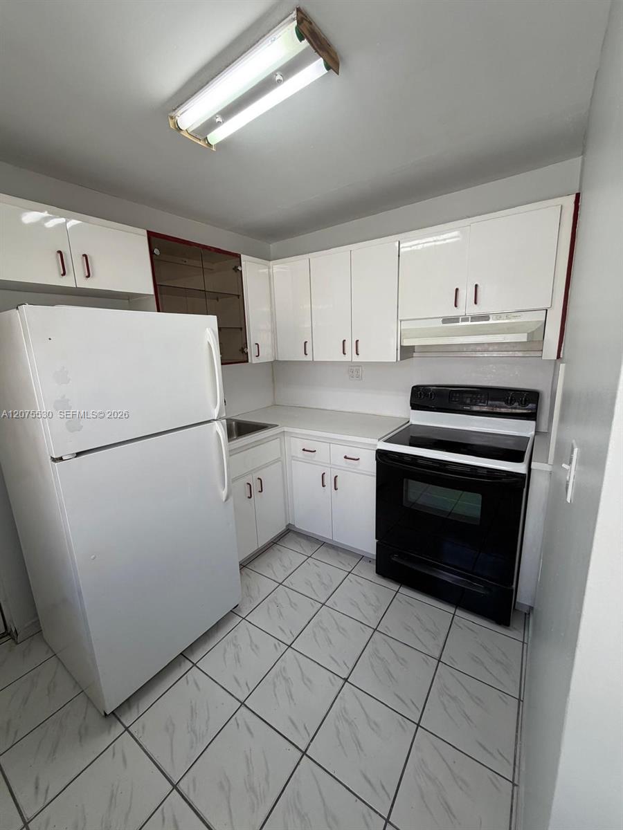 1261 W 60th Ter # 1261 — Photo 2