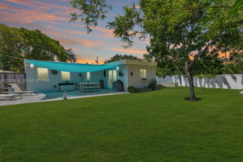 1945 S Hibiscus Dr — Photo 2