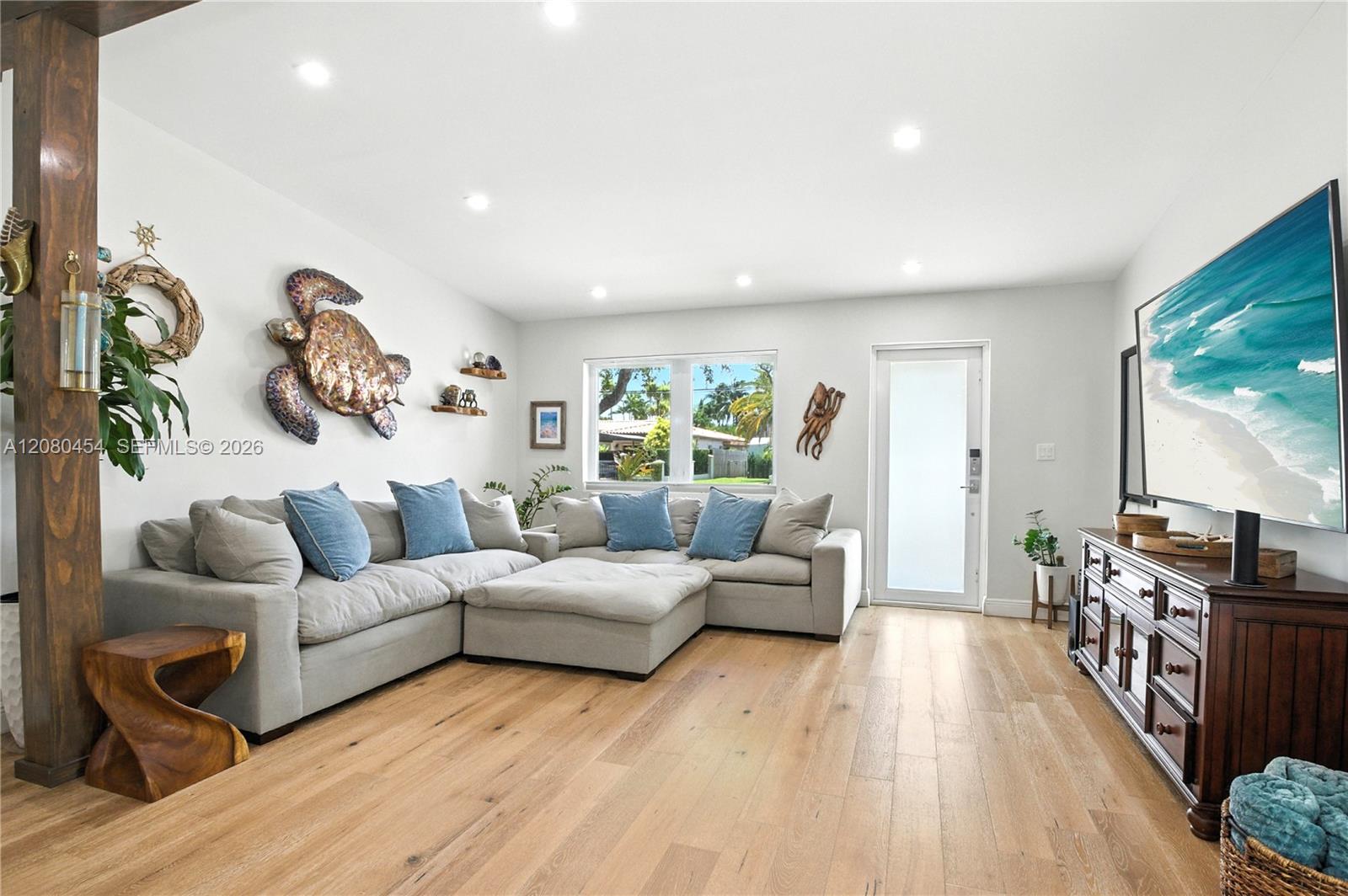 1945 S Hibiscus Dr — Photo 4