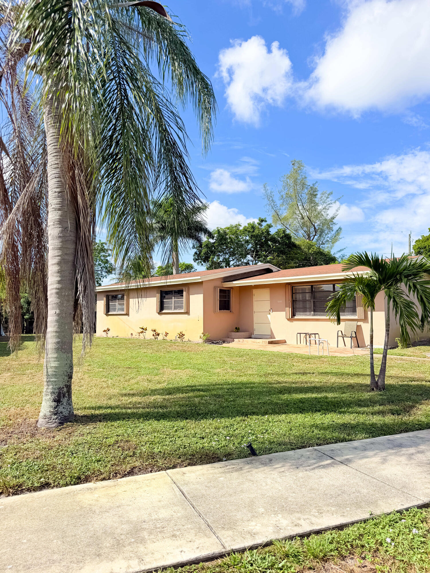 1200 NW 18th Street — Photo 2