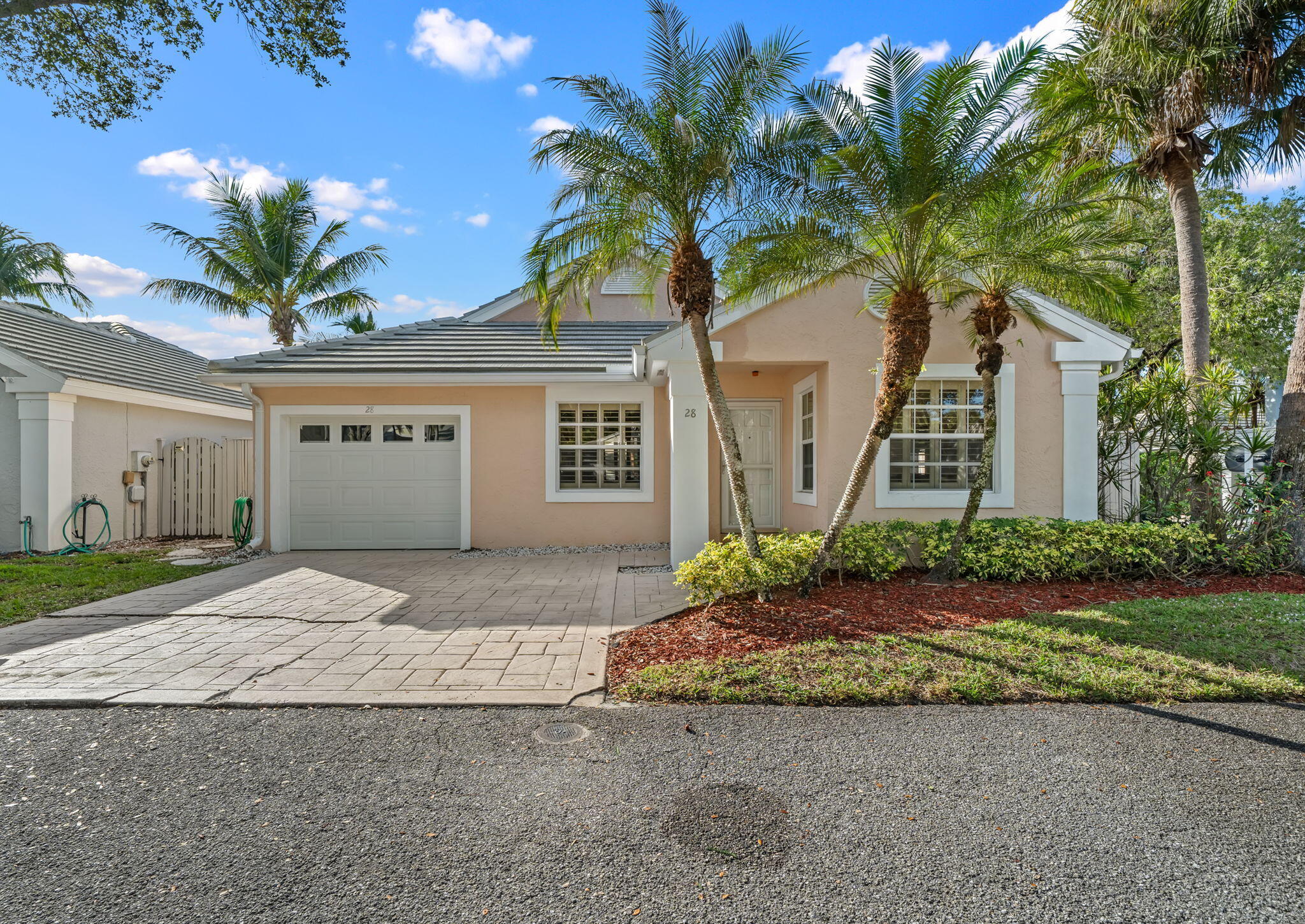 28 Governors Court, Palm Beach Gardens FL 33418