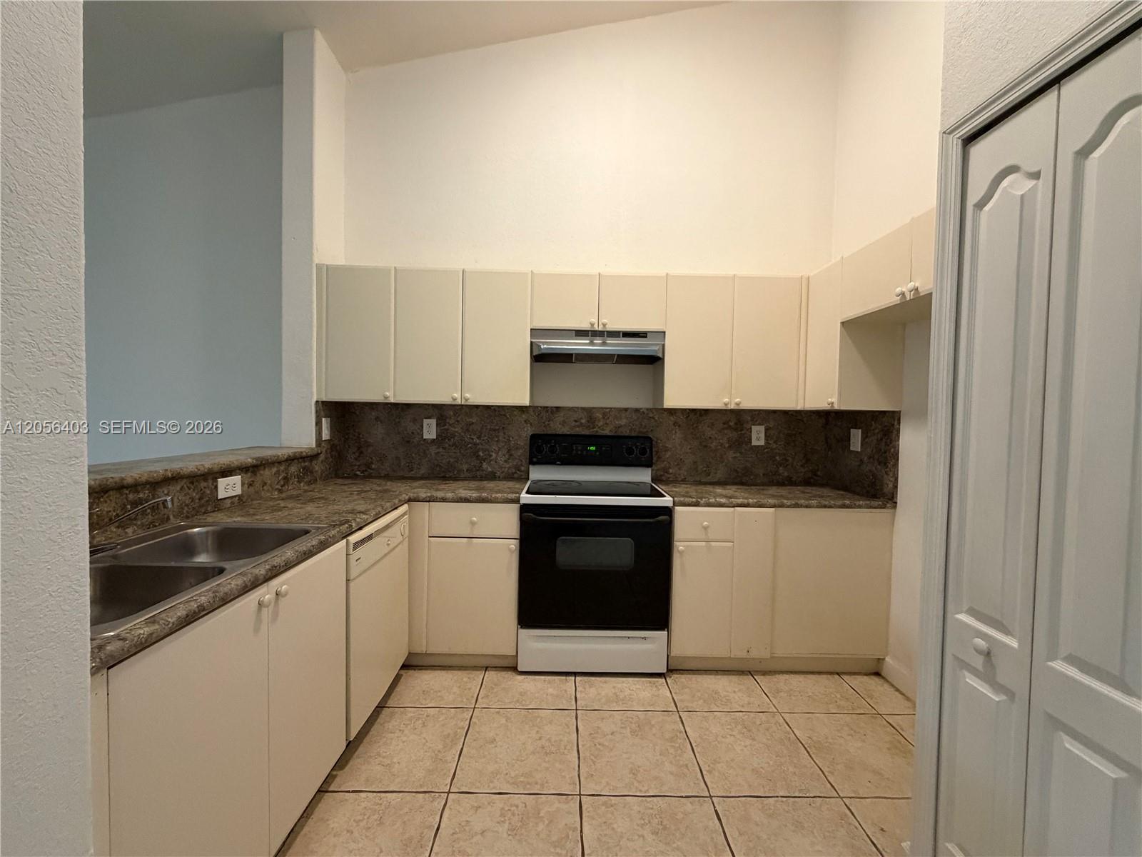 1661 SE 28th St # 204, Homestead FL 33035