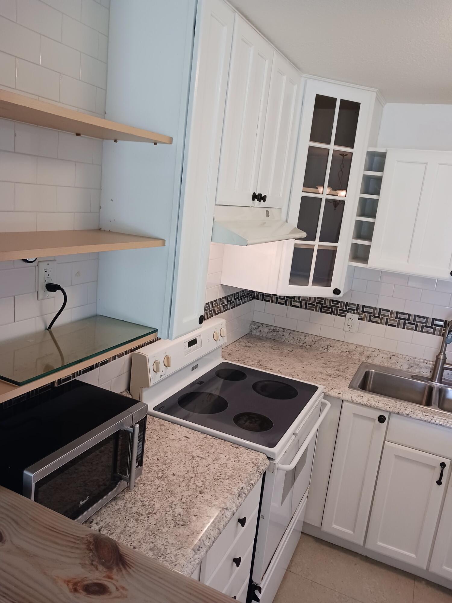 163 LYNDHURST L # 163 — Photo 2