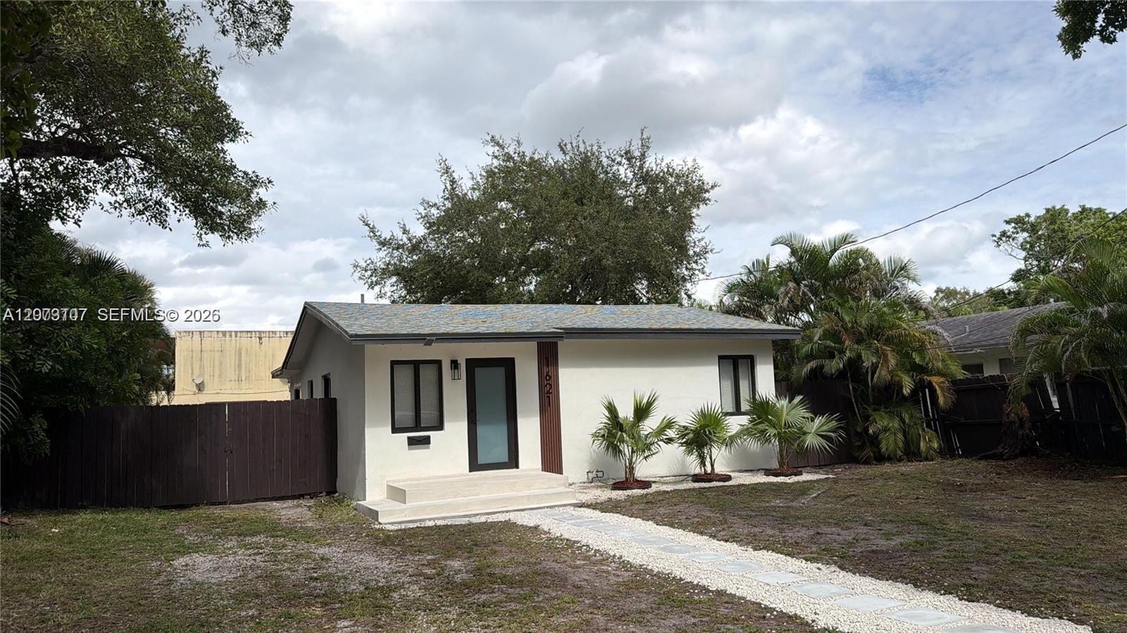 1621 SW 11th Ct — Photo 2