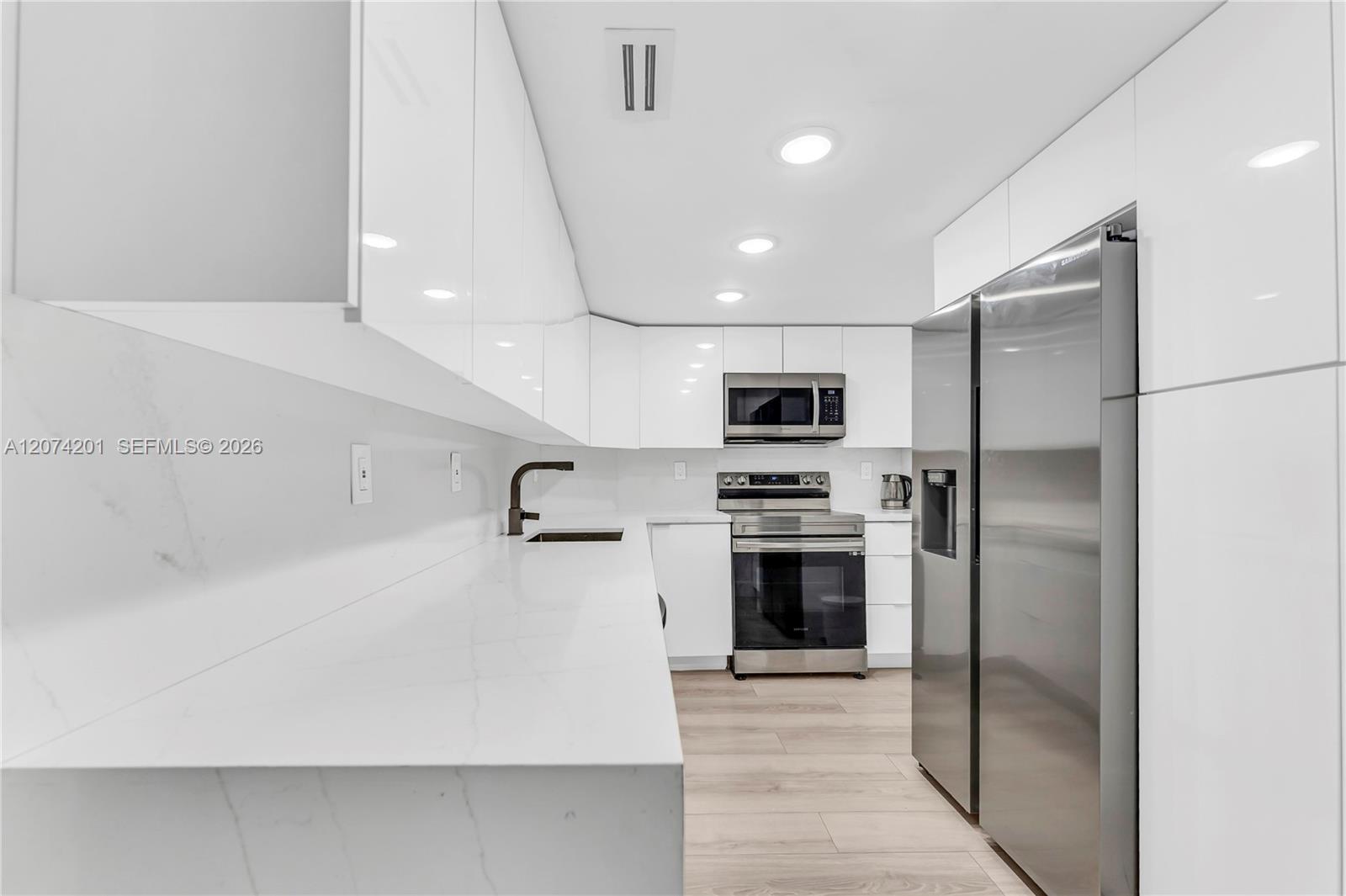 300 Bayview Dr # 214 — Photo 2