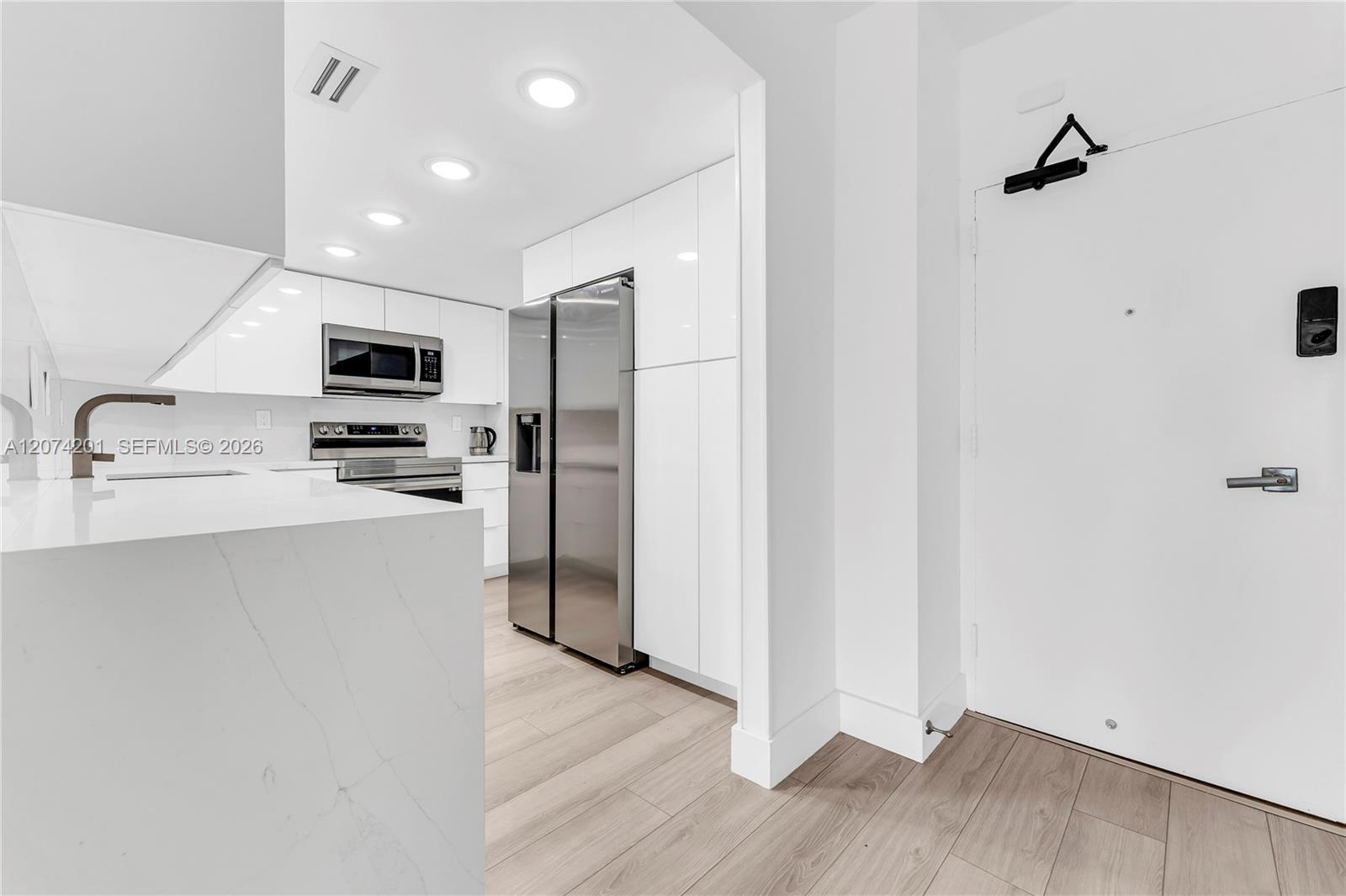 300 Bayview Dr # 214 — Photo 3
