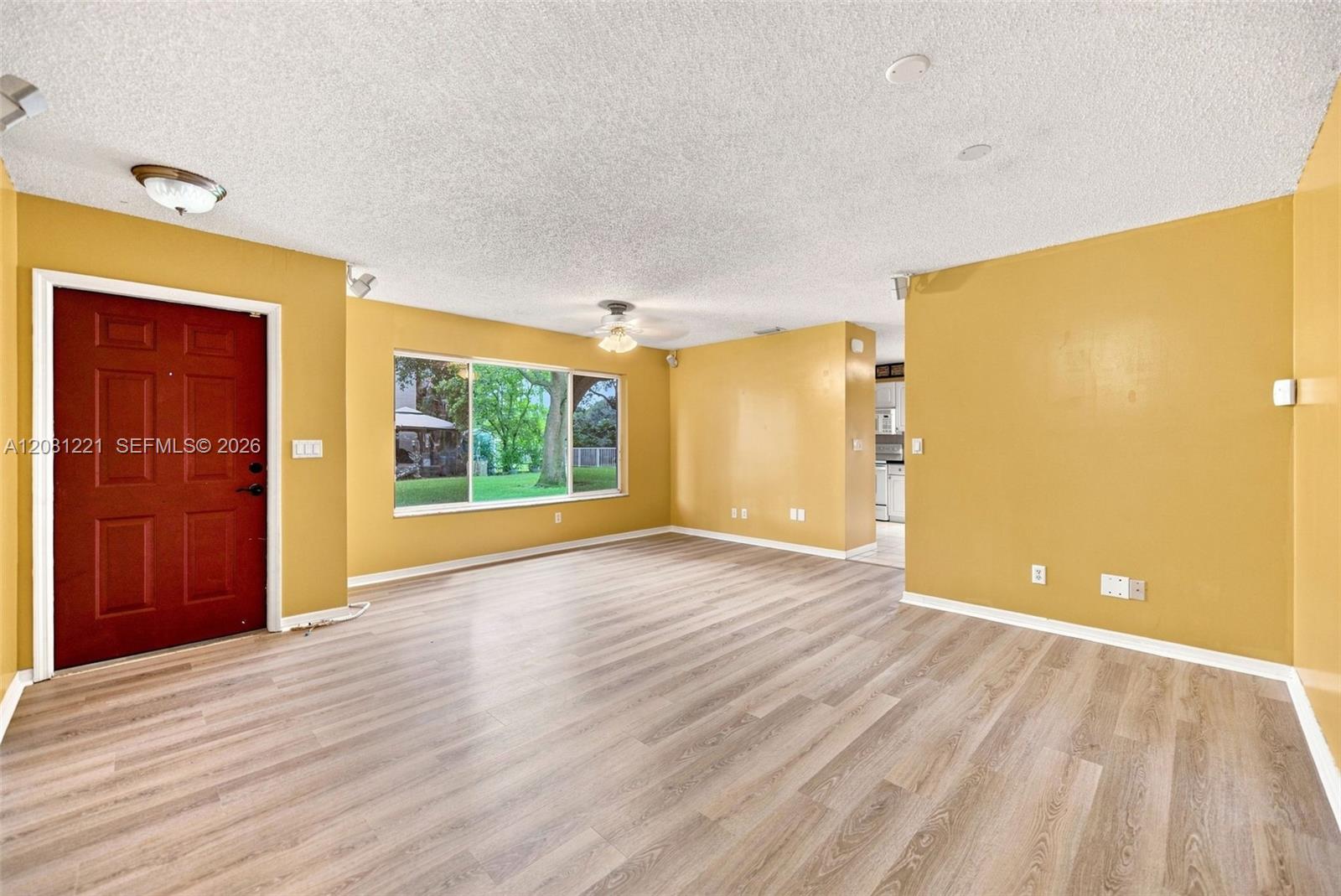 1533 W Harmony Lake Cir — Photo 2