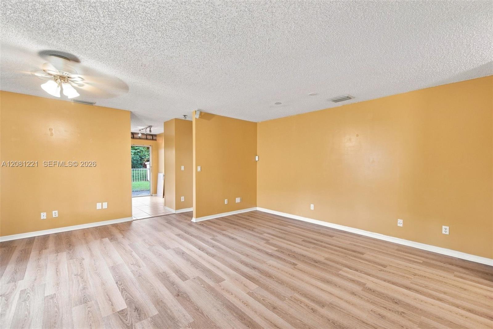 1533 W Harmony Lake Cir — Photo 4