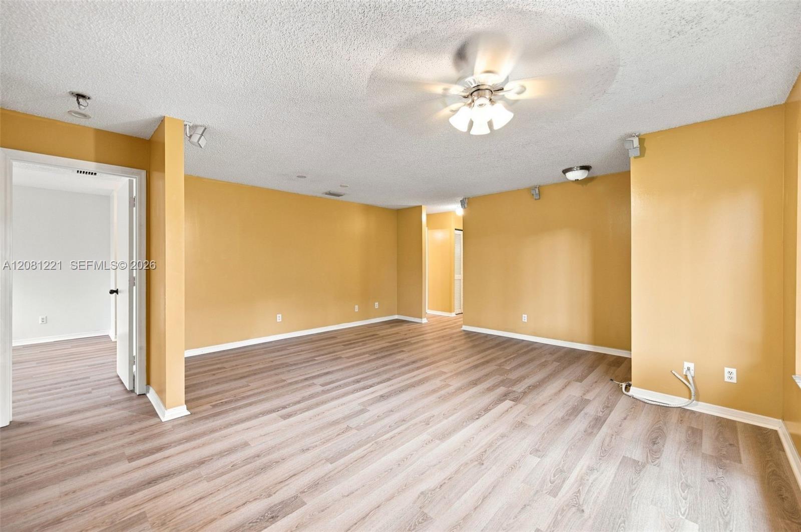 1533 W Harmony Lake Cir — Photo 5