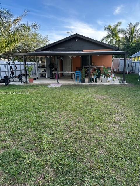 320 NW 2nd St — Photo 2
