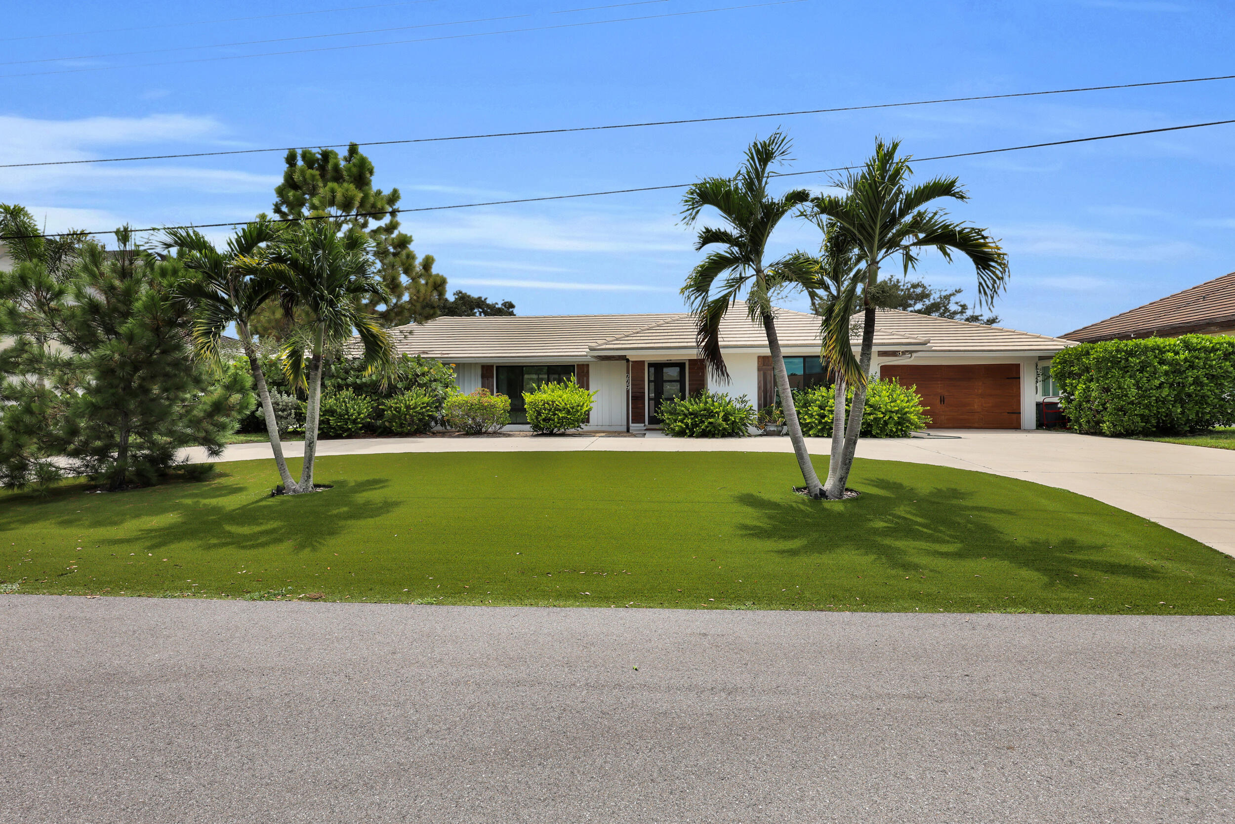229 Fairway W — Photo 2