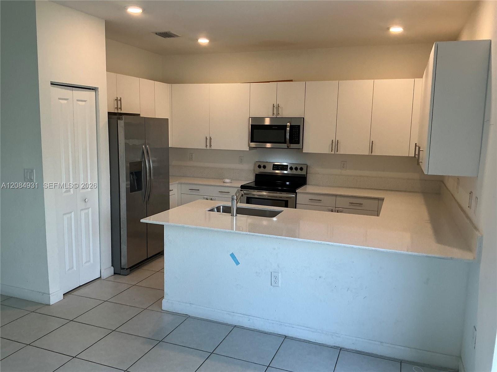 1070 SE 26th Ter # 1070 — Photo 2