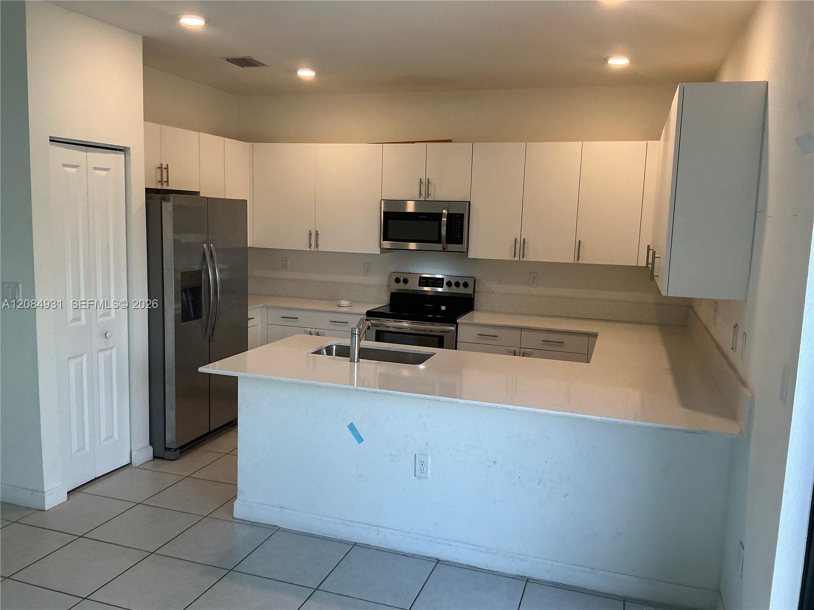 1070 SE 26th Ter # 1070 — Photo 3