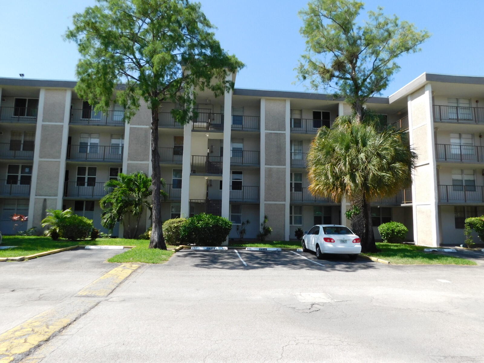 4851 NW 26TH Court # 443, Lauderdale Lakes FL 33313