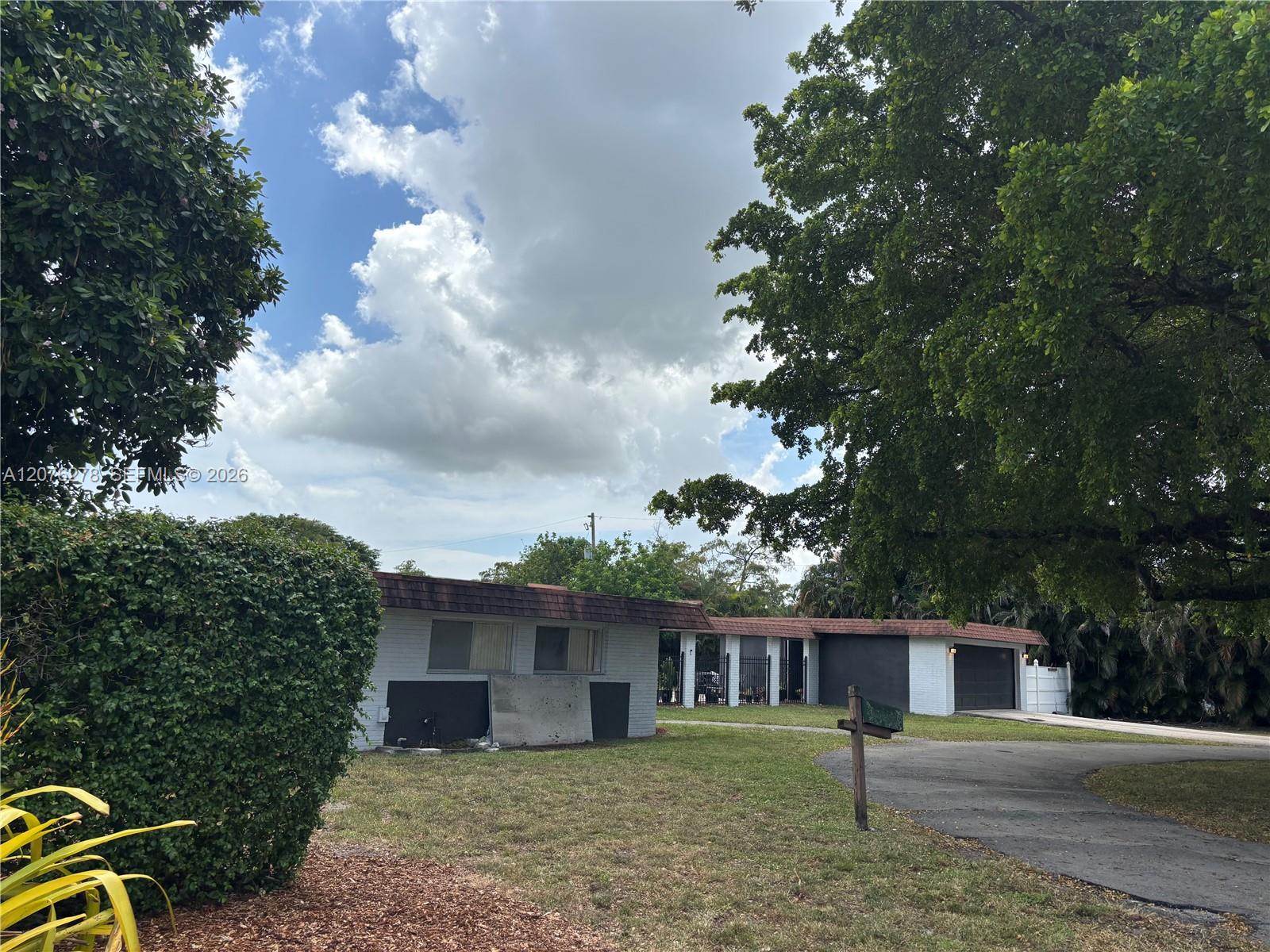 10 SW 46th Ave — Photo 3