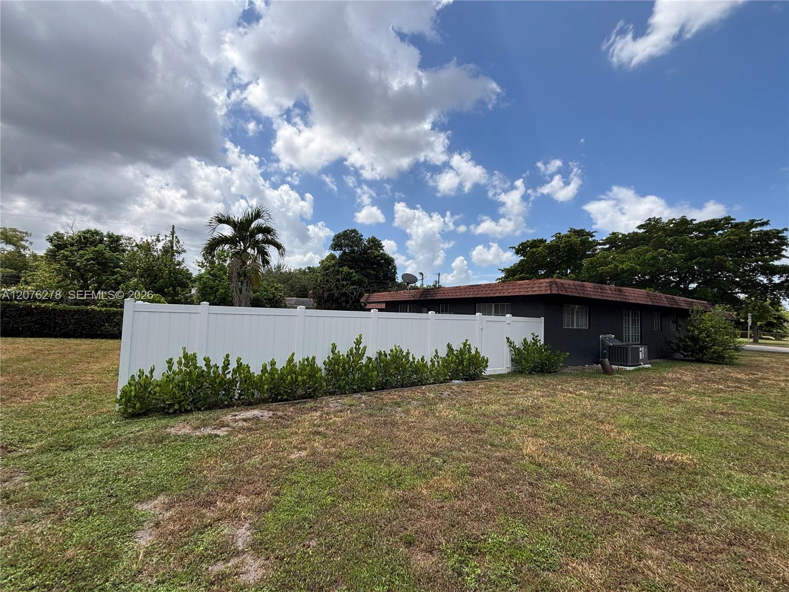 10 SW 46th Ave — Photo 4
