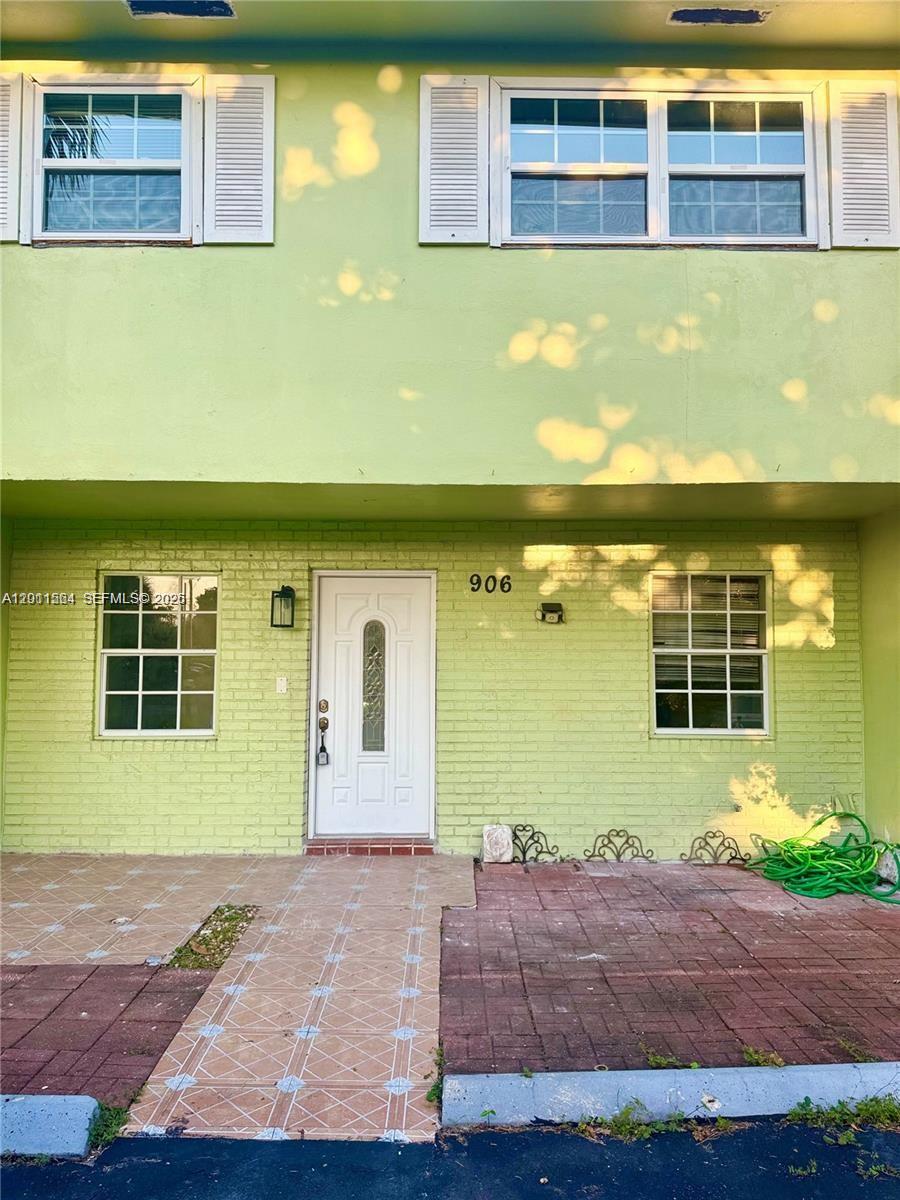 906 SW 74th Ave, North Lauderdale FL 33068