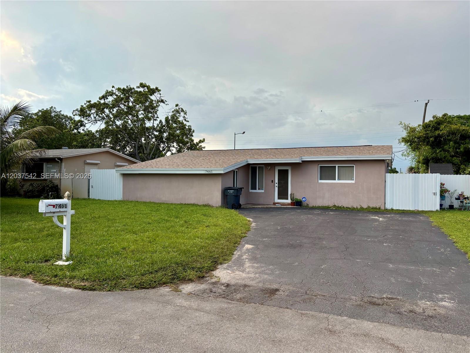7461 Douglas St, Hollywood FL 33024