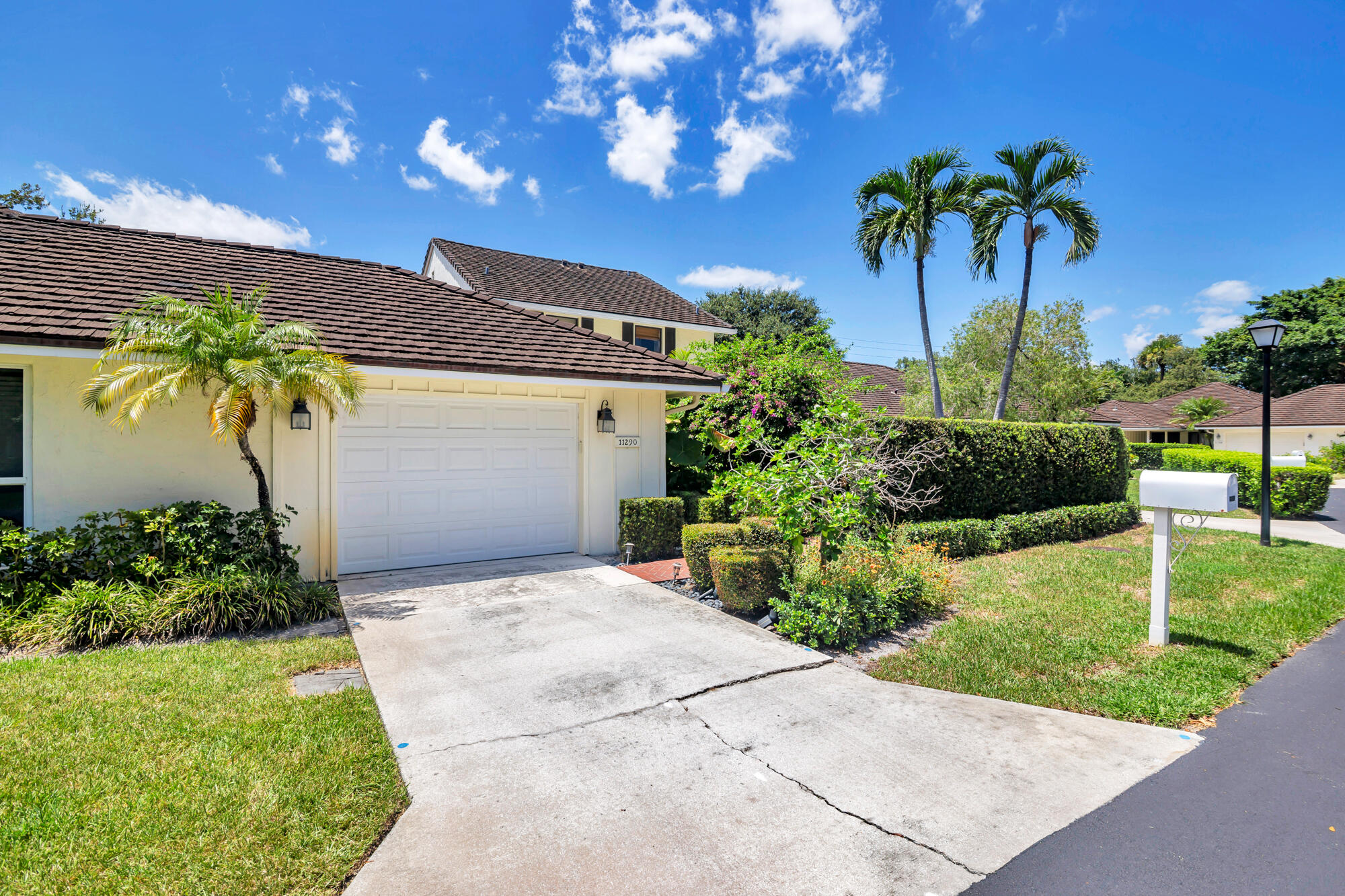 11290 Glen Oaks Court — Photo 2
