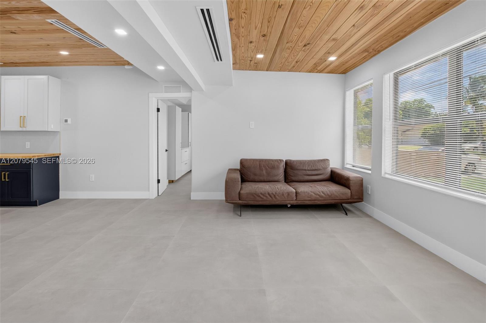 119 SW 4th Ave — Photo 3