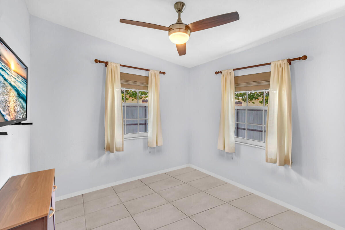 404 S 62nd Terrace — Photo 5