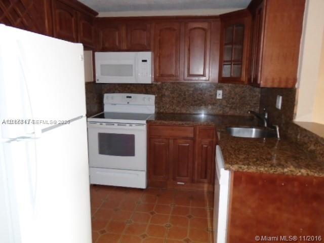 9143 SW 77th Ave # B304 — Photo 4