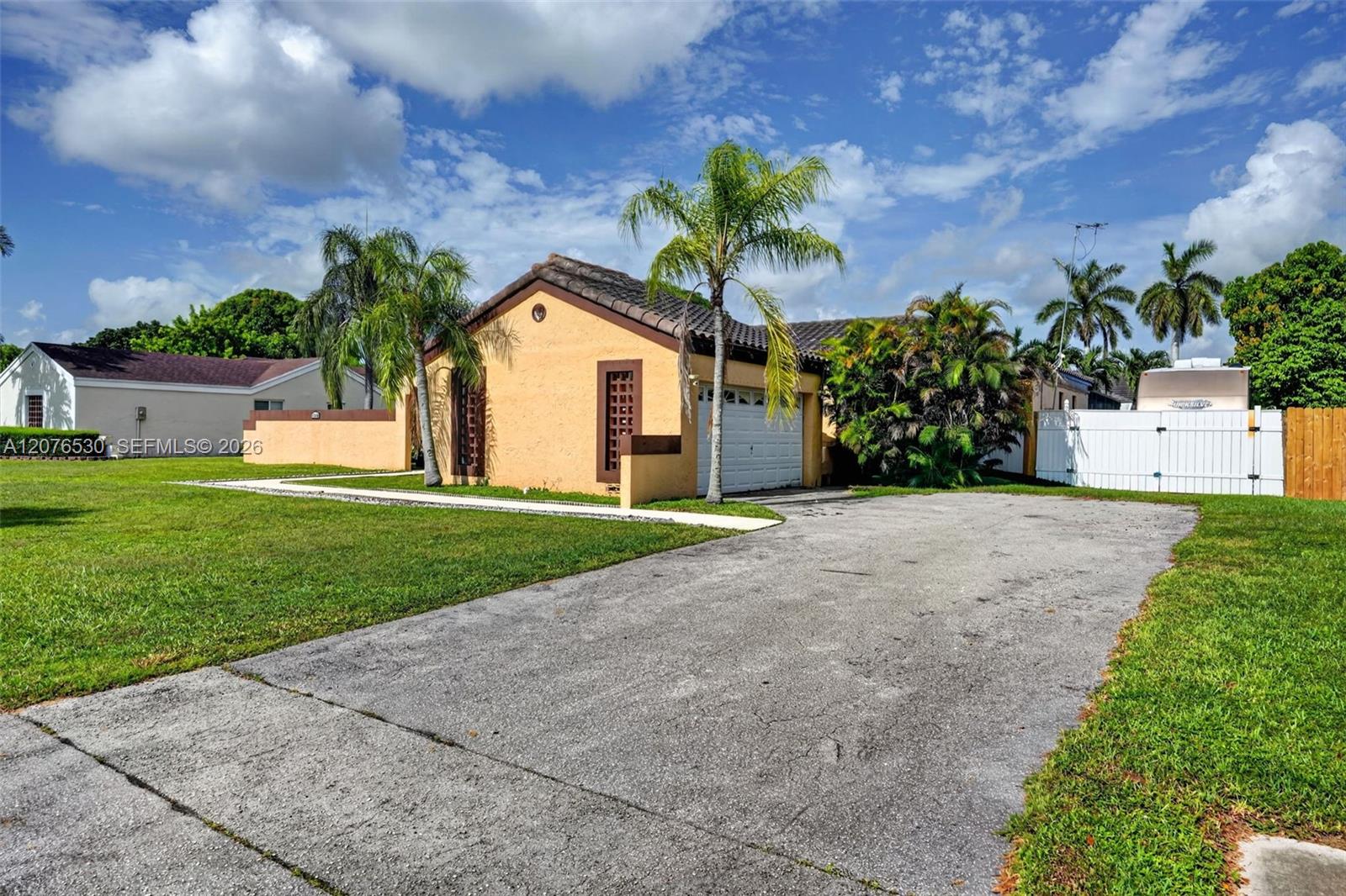 15660 SW 152nd Pl — Photo 2
