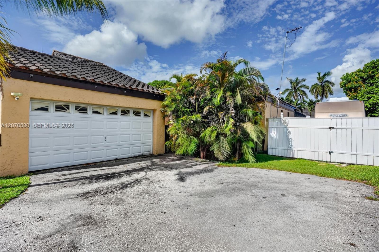 15660 SW 152nd Pl — Photo 3