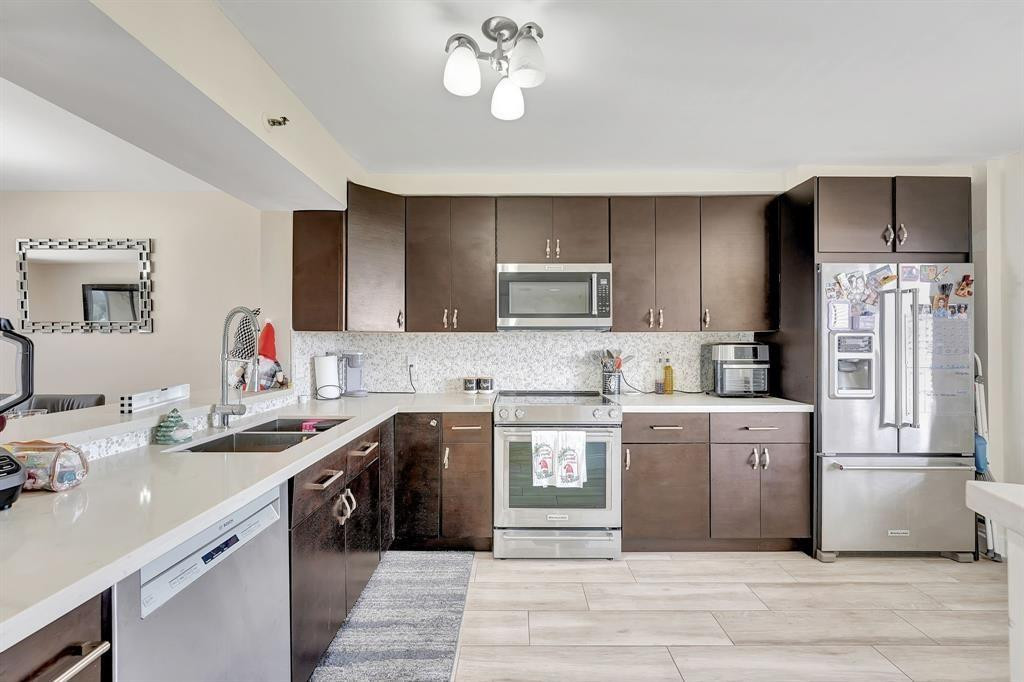 2200 S Cypress Bend Drive # 905 — Photo 2