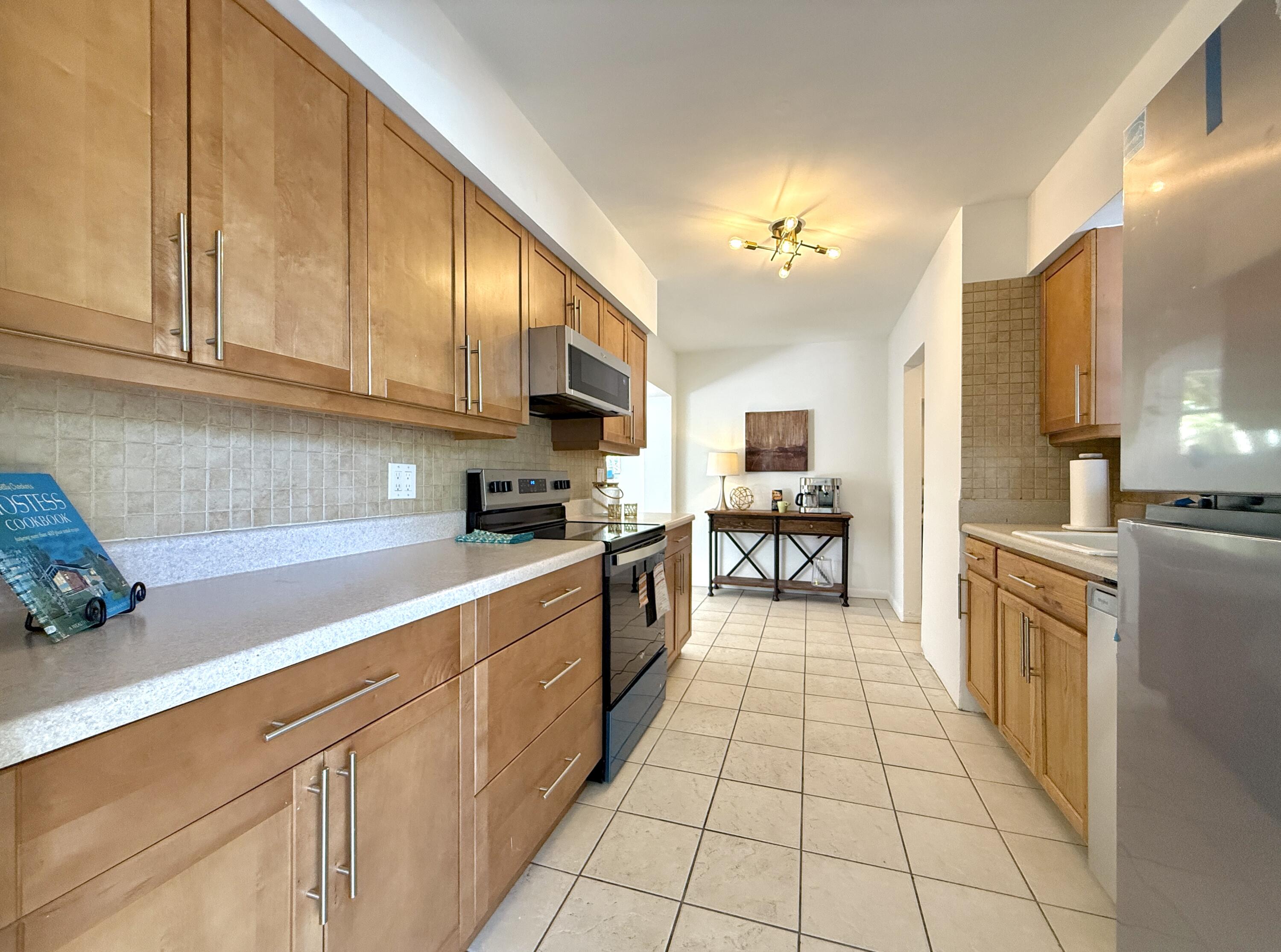 1532 NE 27TH Drive — Photo 3