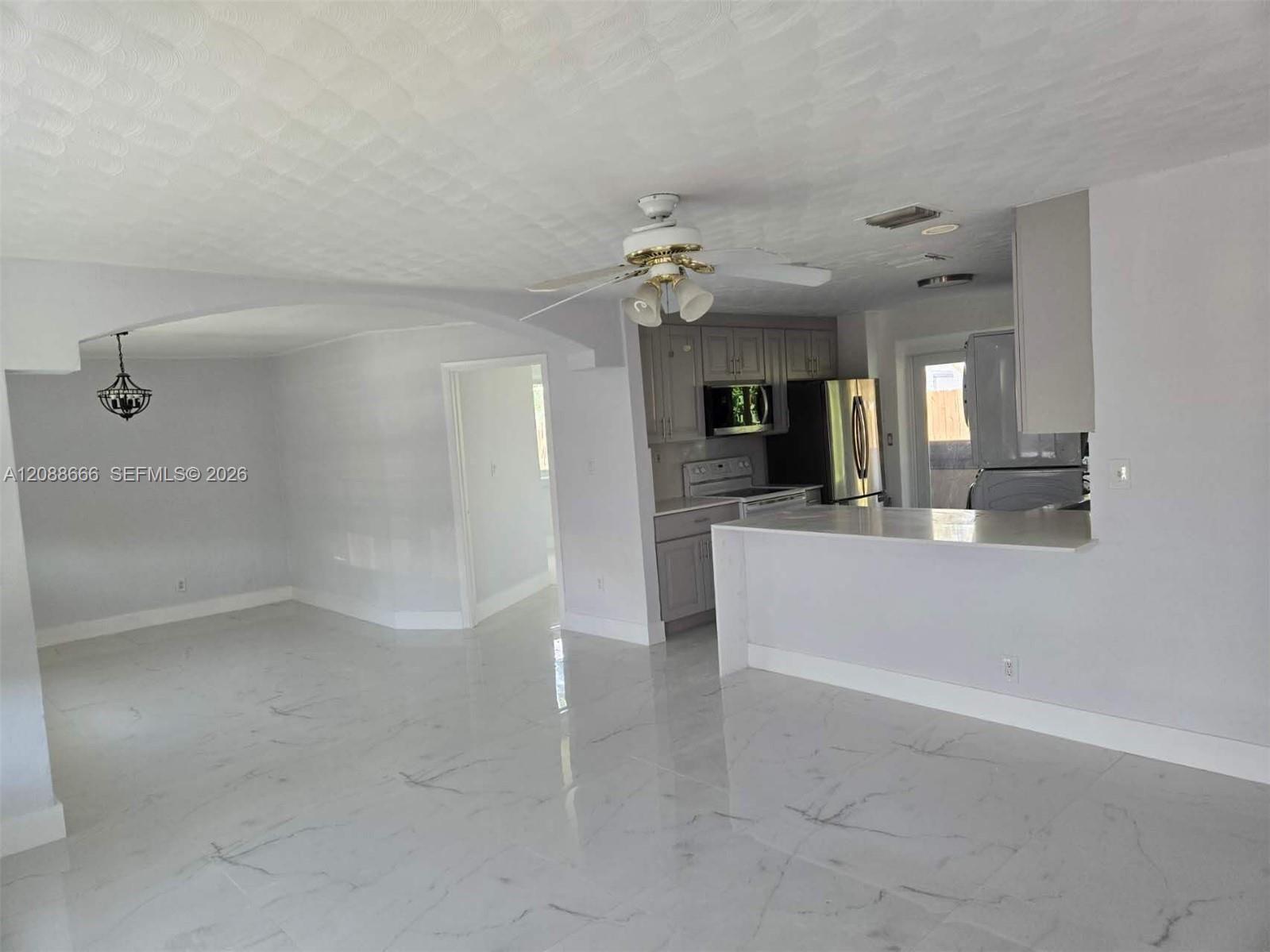 1101 NE 23rd Pl — Photo 2