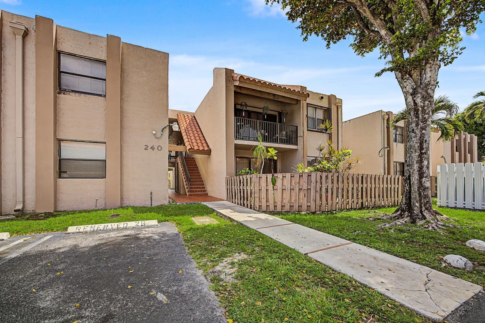 240 W Park Drive # 4, Miami FL 33172