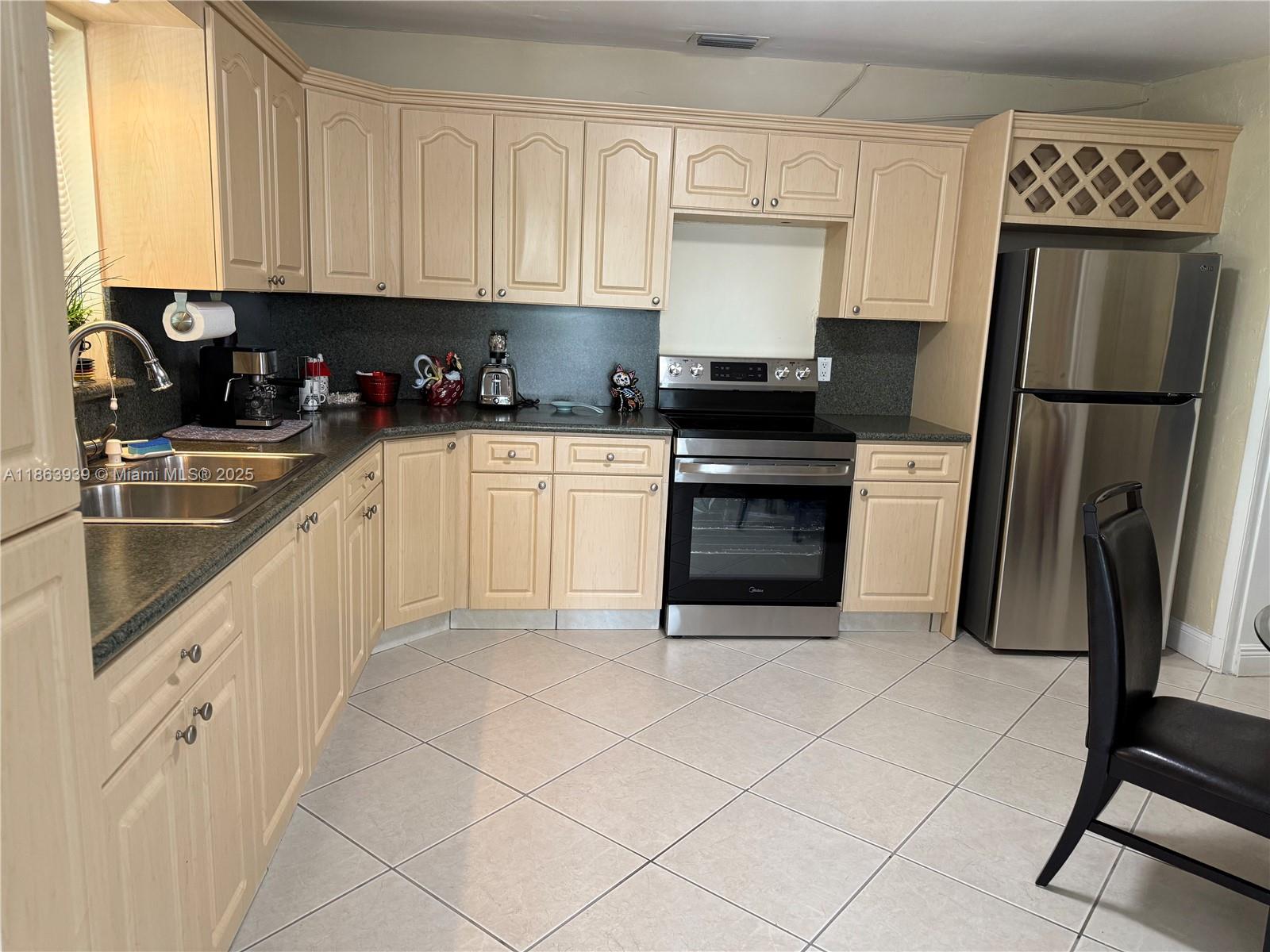 6553 SW 148th Pl — Photo 4