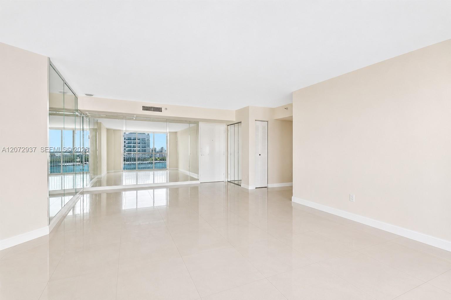 Unfurnished living/dining room