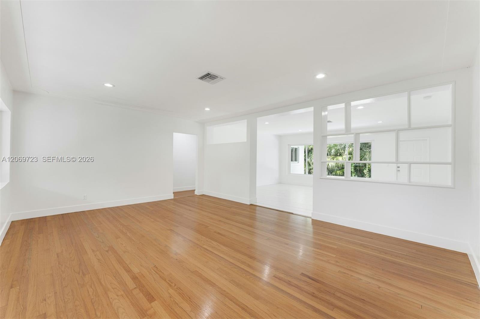 4724 Orduna Dr — Photo 3