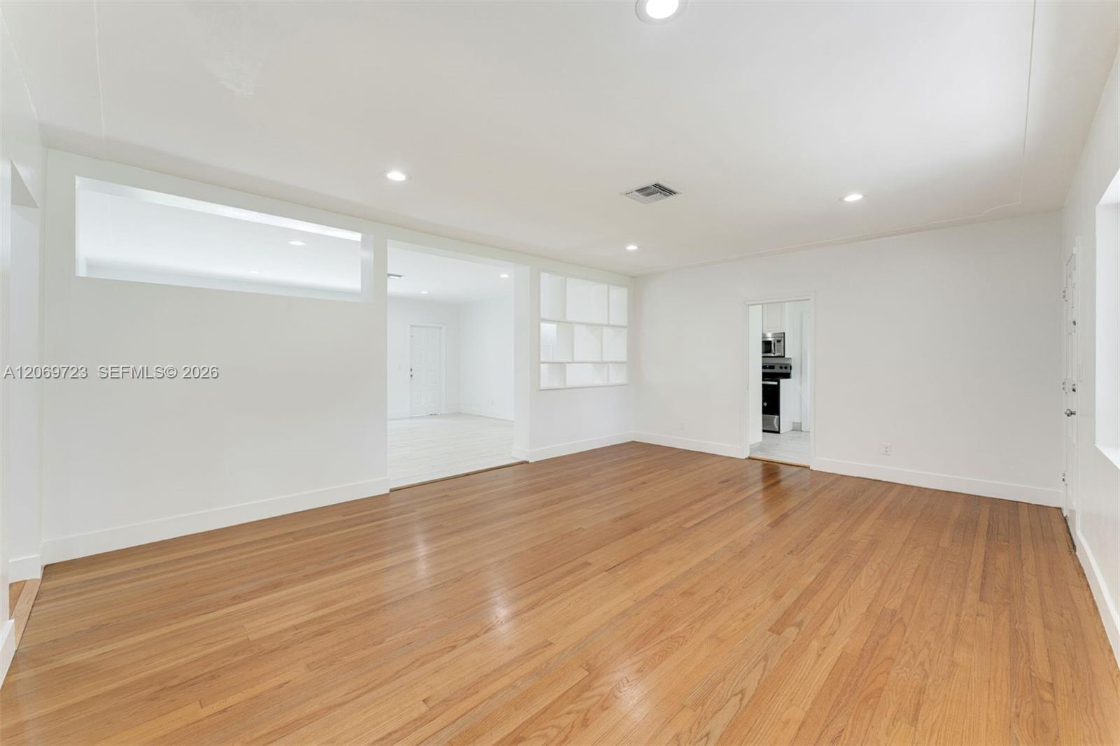 4724 Orduna Dr — Photo 4