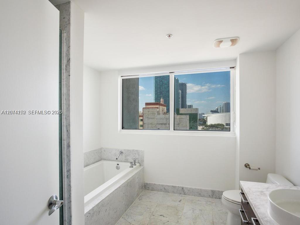 244 Biscayne Blvd # 1002 — Photo 5