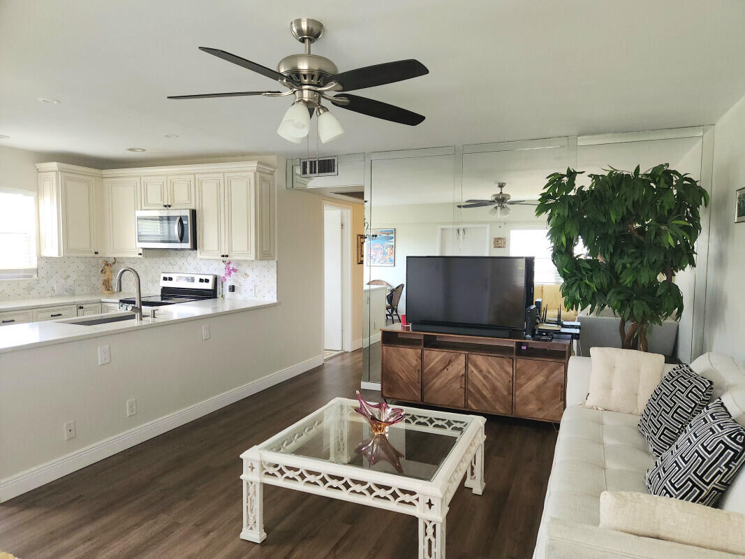 158 Preston Way — Photo 3