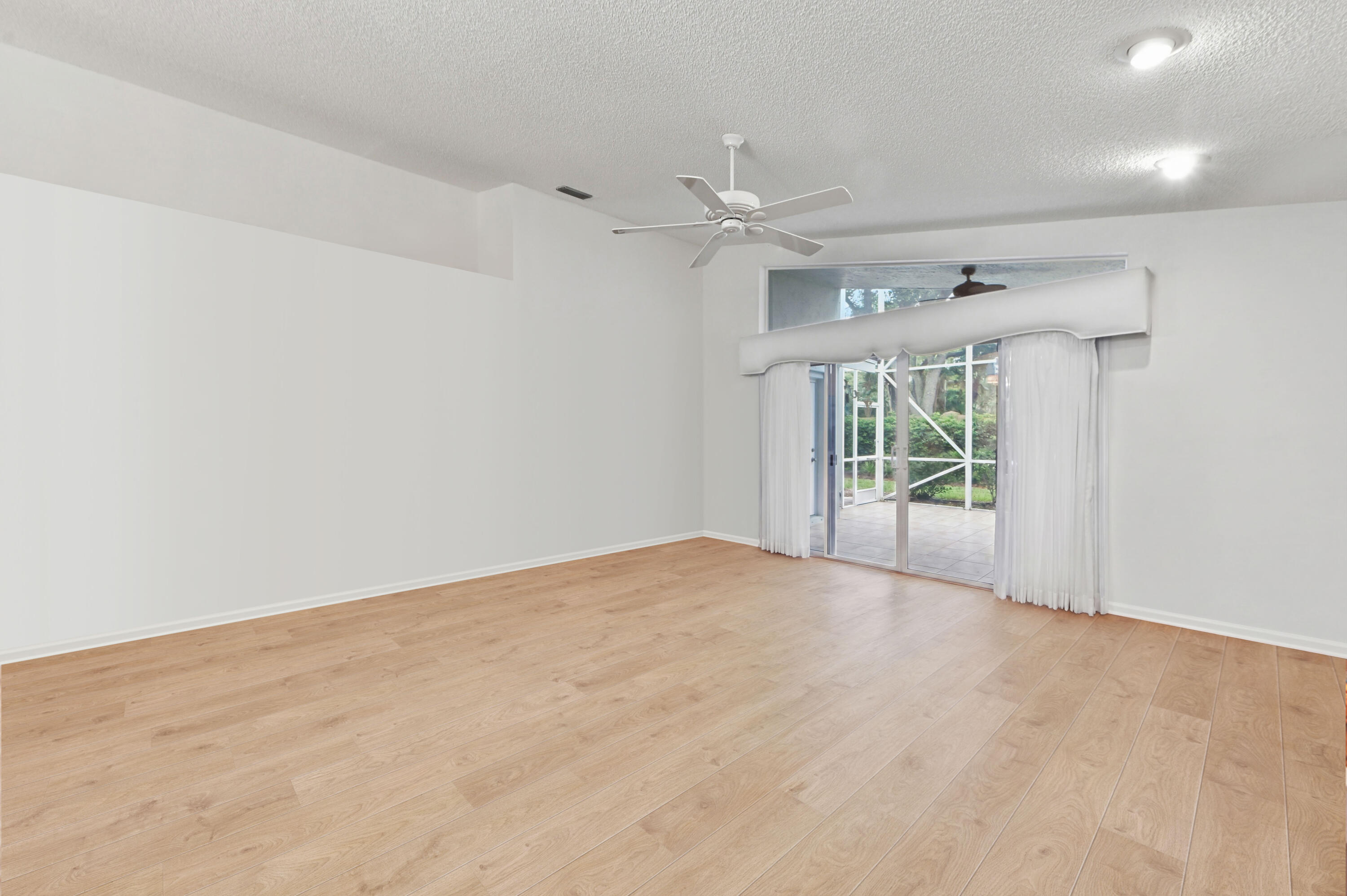 11163 Mandalay Way — Photo 4