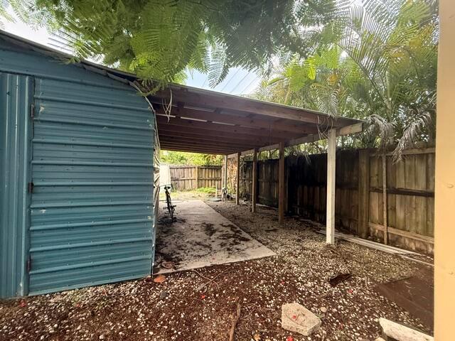 side of Blue storage 520