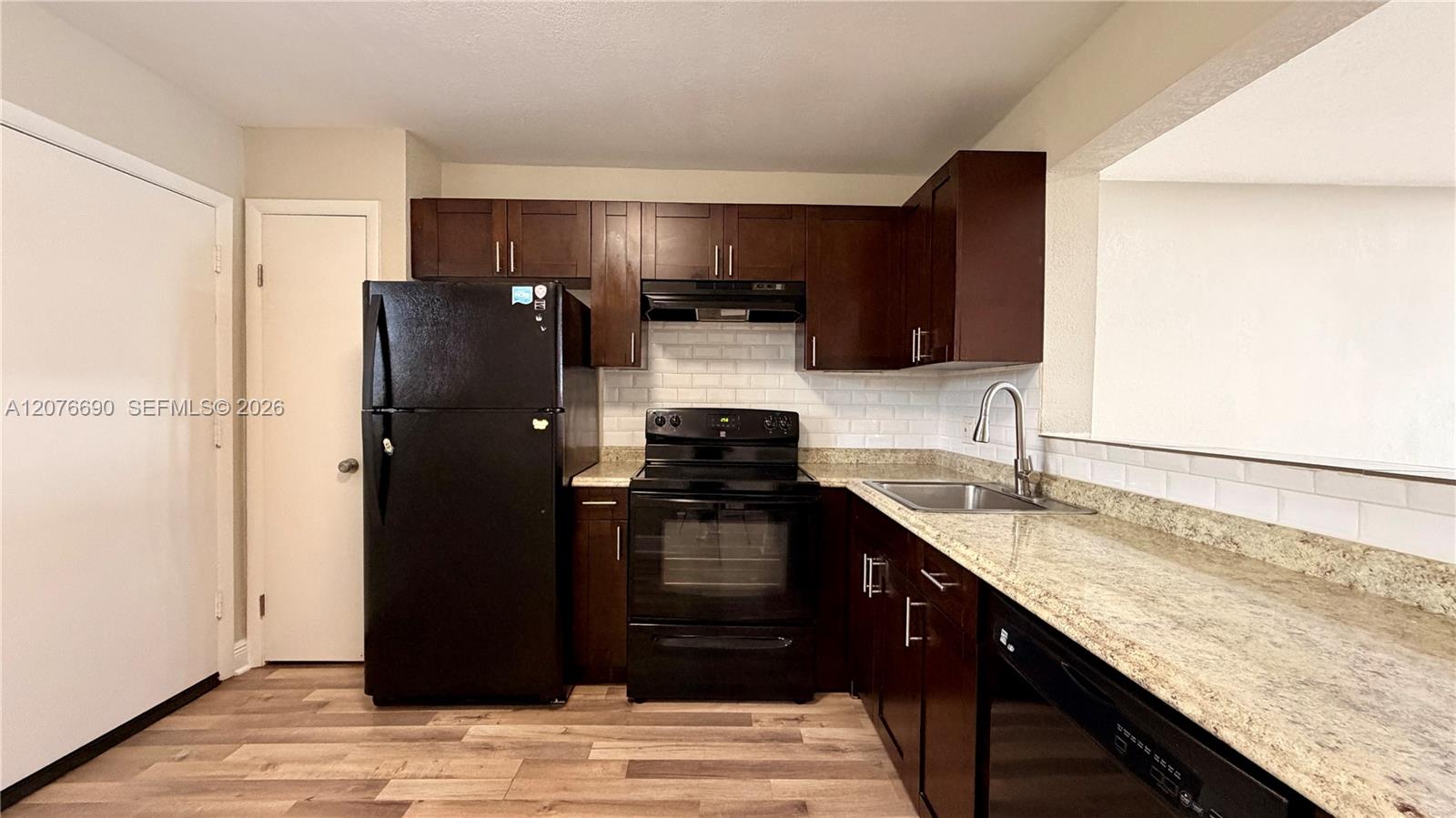 879 NE 195th St # 425 — Photo 3