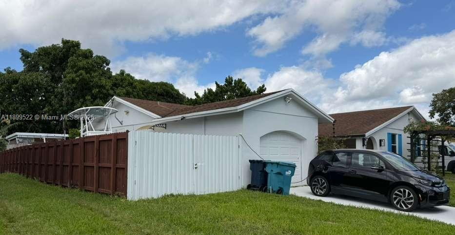 10761 SW 165th St — Photo 3
