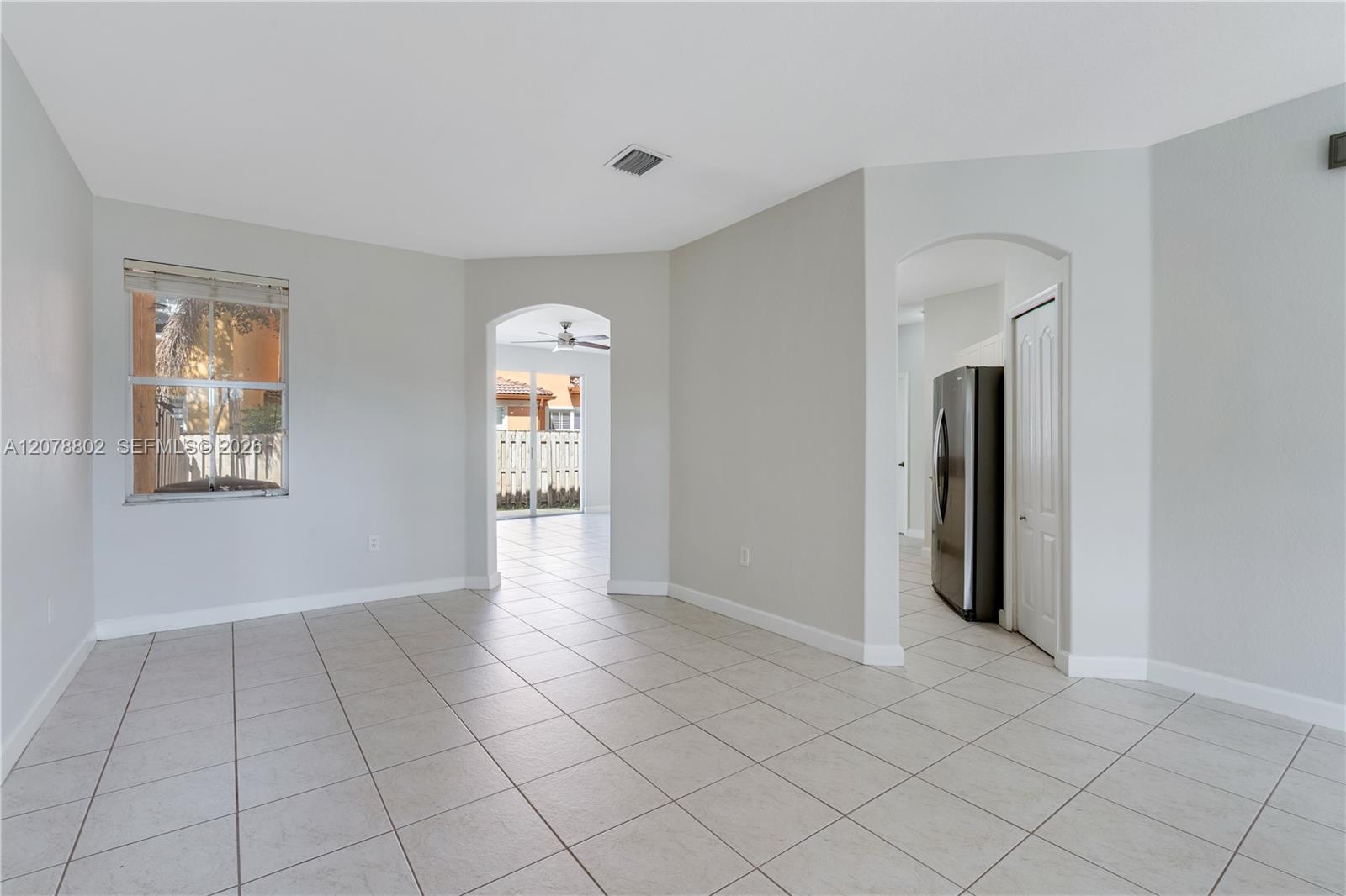 8450 NW 113th Psge — Photo 4