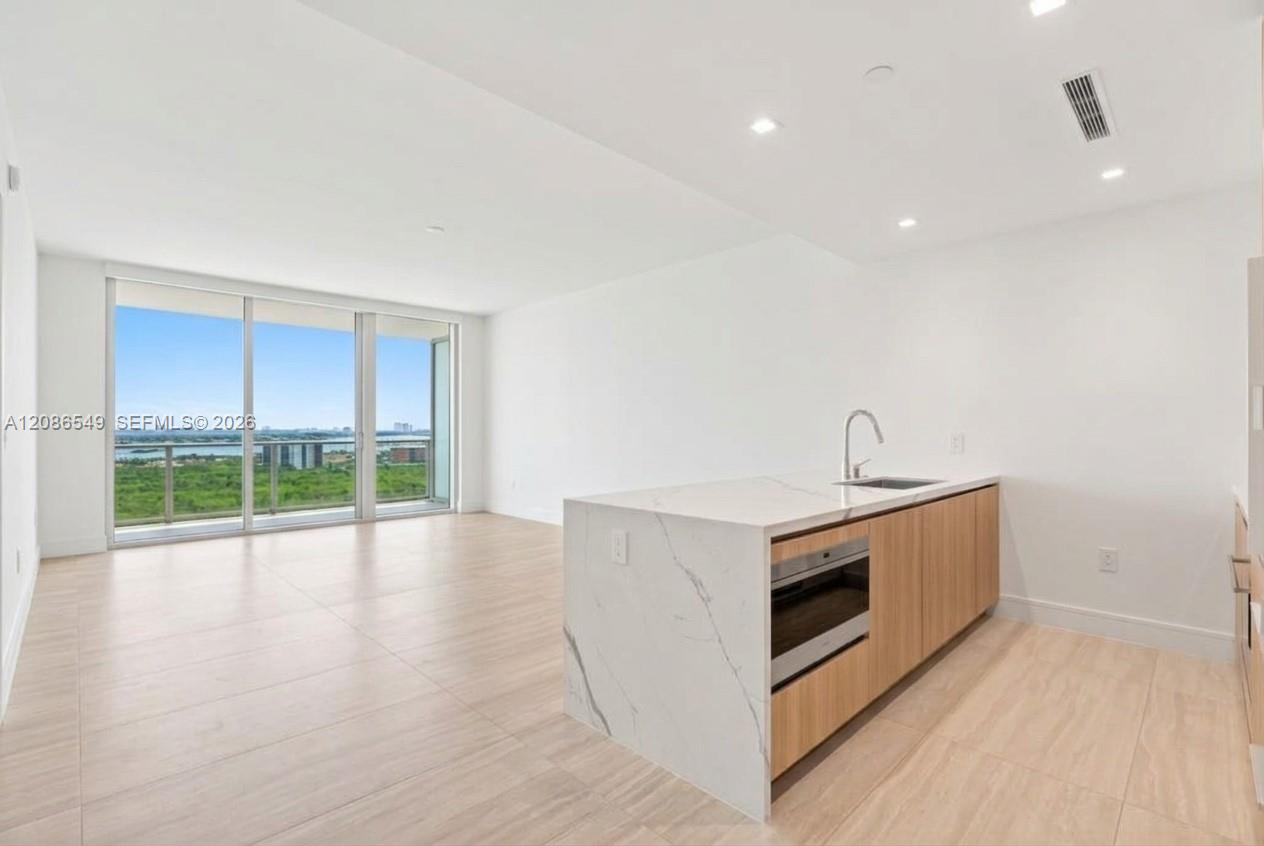 2411 Laguna Cir # 1004 — Photo 3