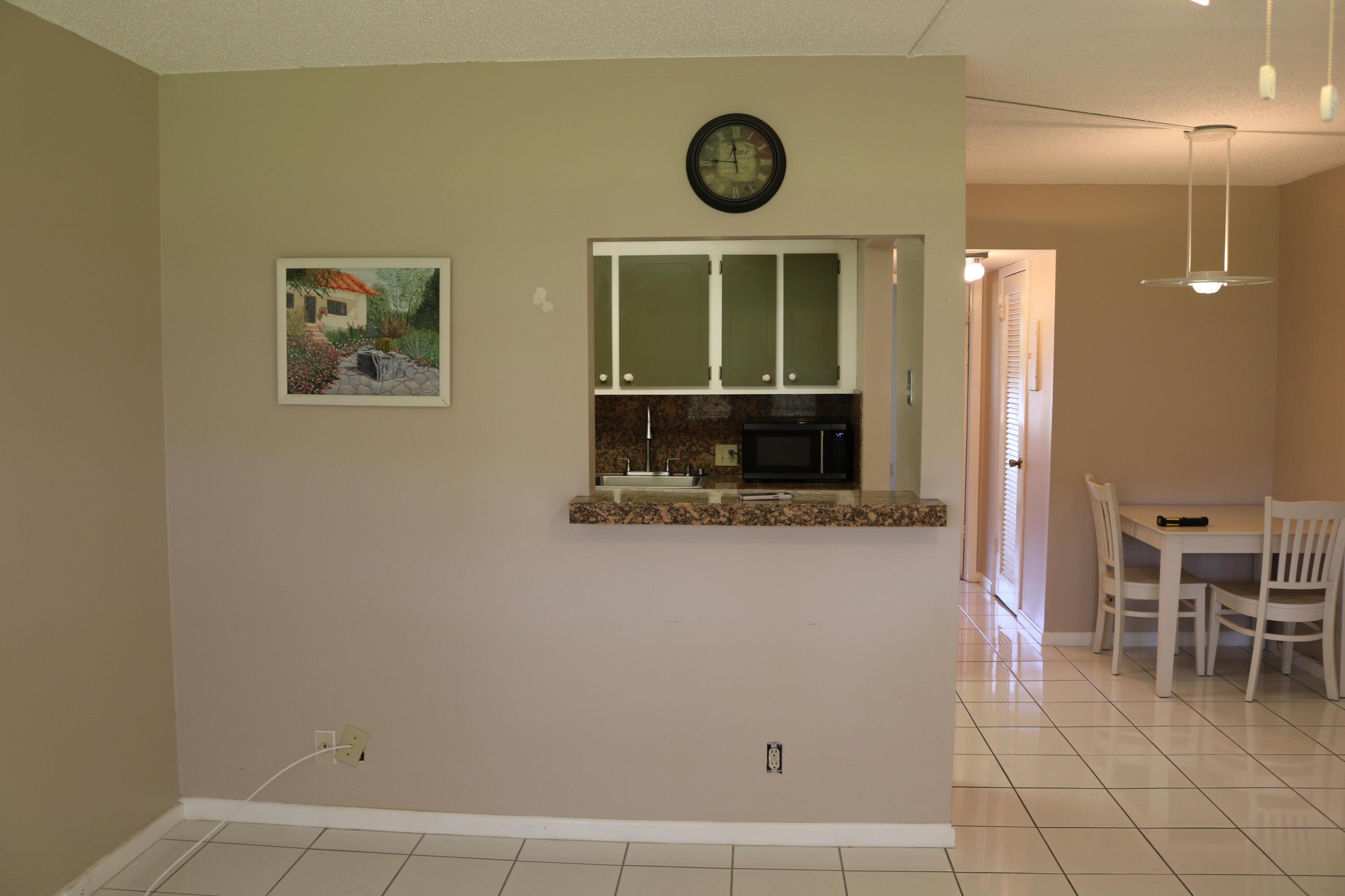 554 Mansfield N — Photo 4