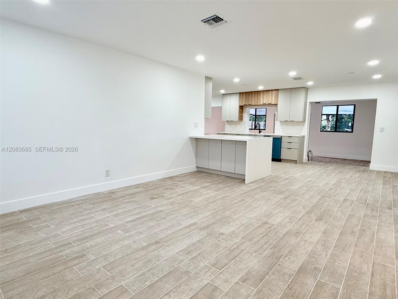 2201 N 54th Ave — Photo 2