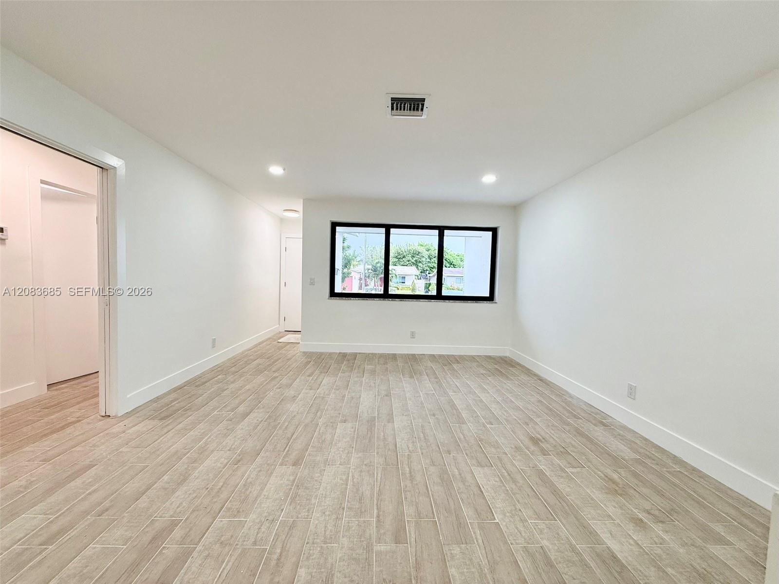 2201 N 54th Ave — Photo 3