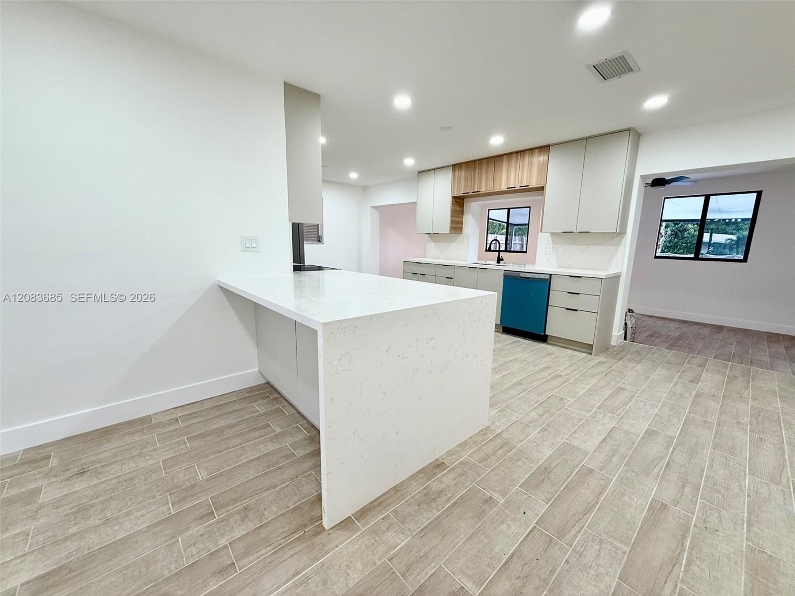 2201 N 54th Ave — Photo 4
