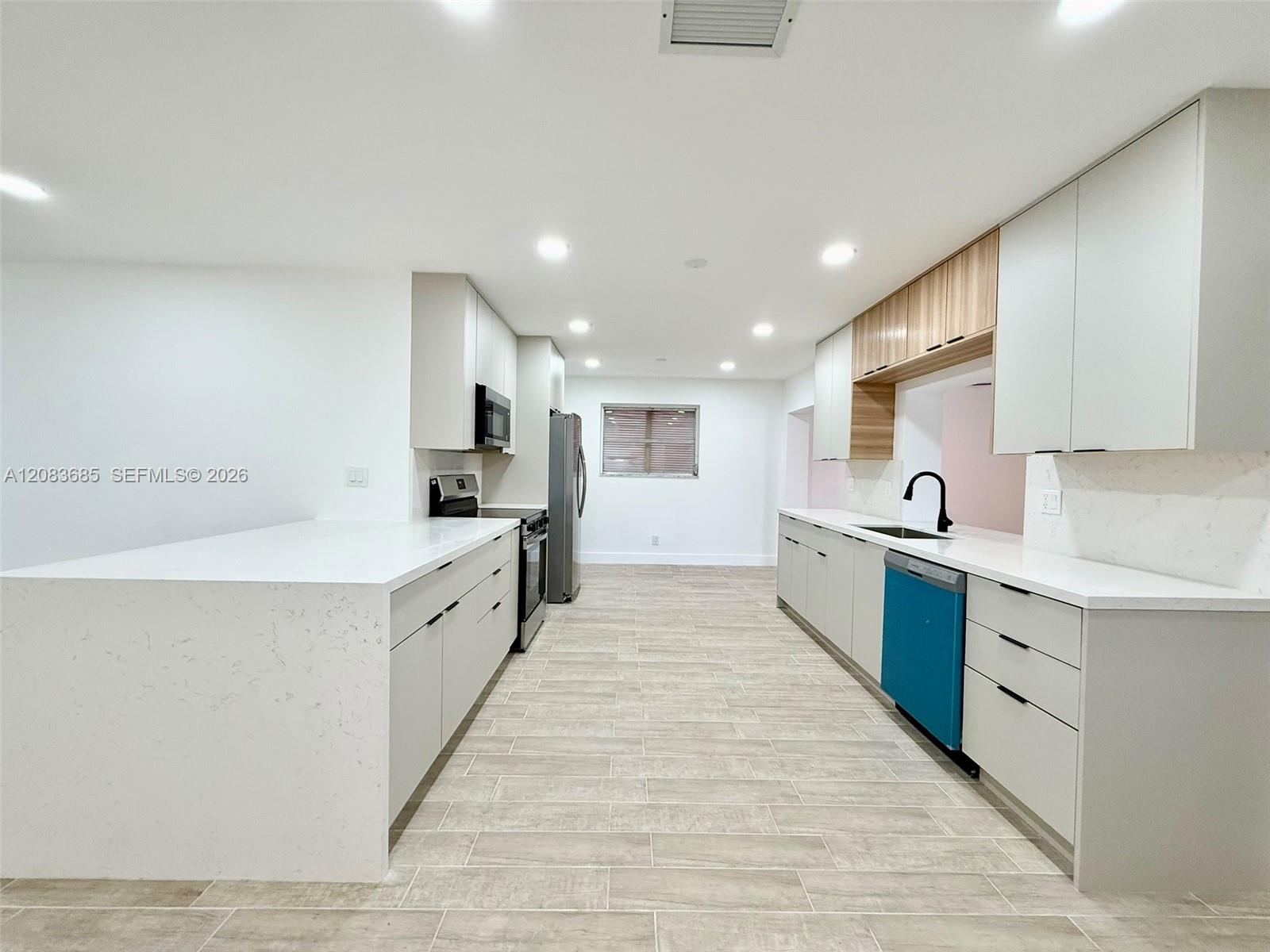 2201 N 54th Ave — Photo 5
