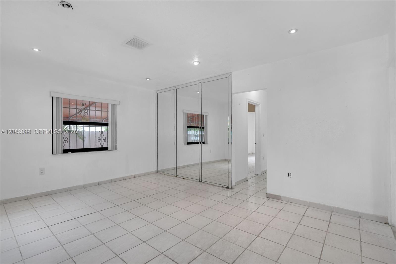 615 SW 62nd Ct — Photo 4